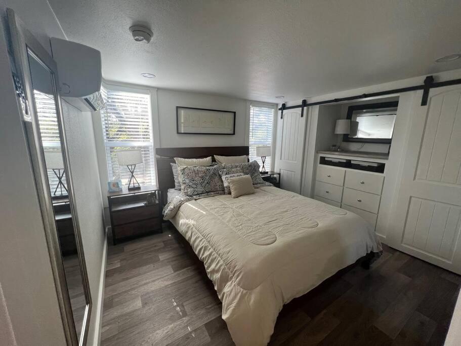Fox Hollow - Tiny home with Cypress Creek access, park like setting photo 3