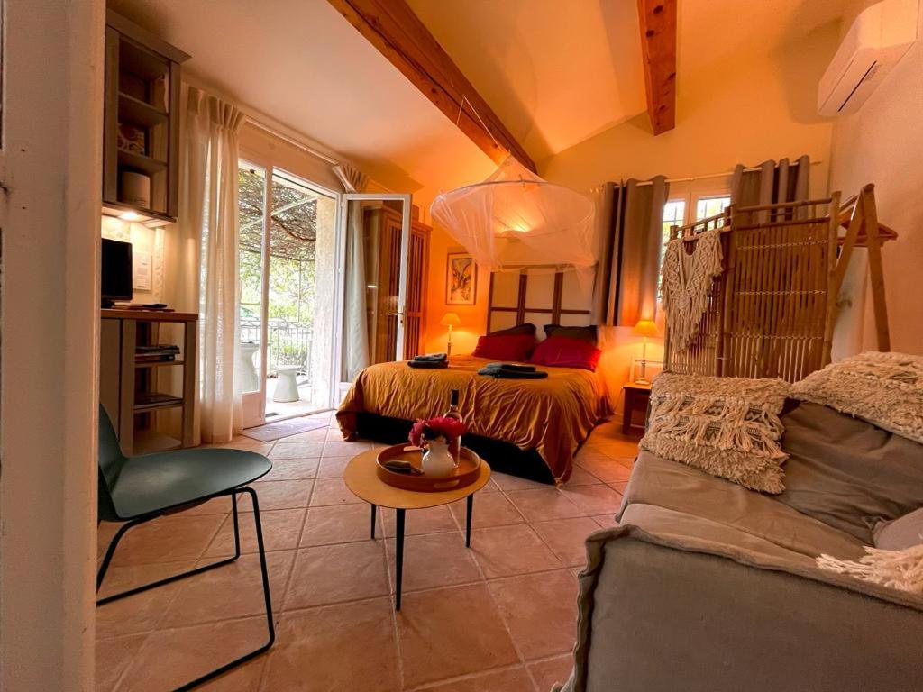 Charmant logement provençal avec piscine à deux pas du village médieval photo 2