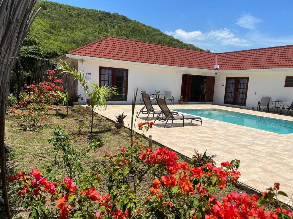 Hidden Treasure Villa Apt photo 2