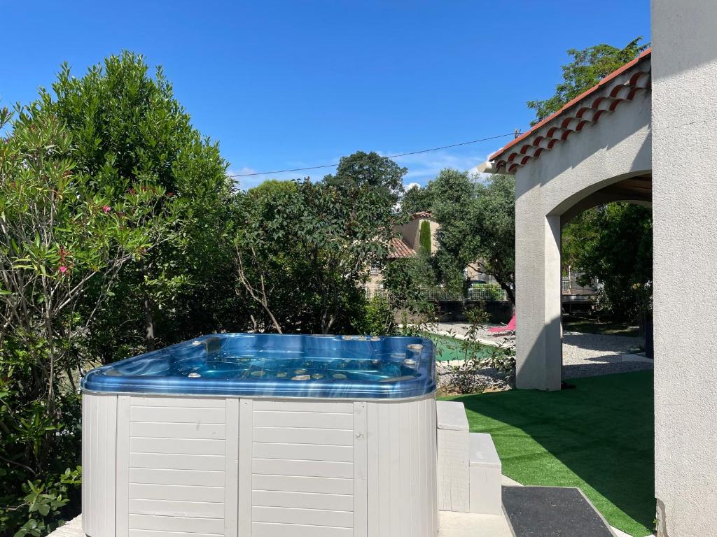Villa dans le Gard située entre Nîmes, Alès et Uzès avec piscine et spa jacuzzi photo 1