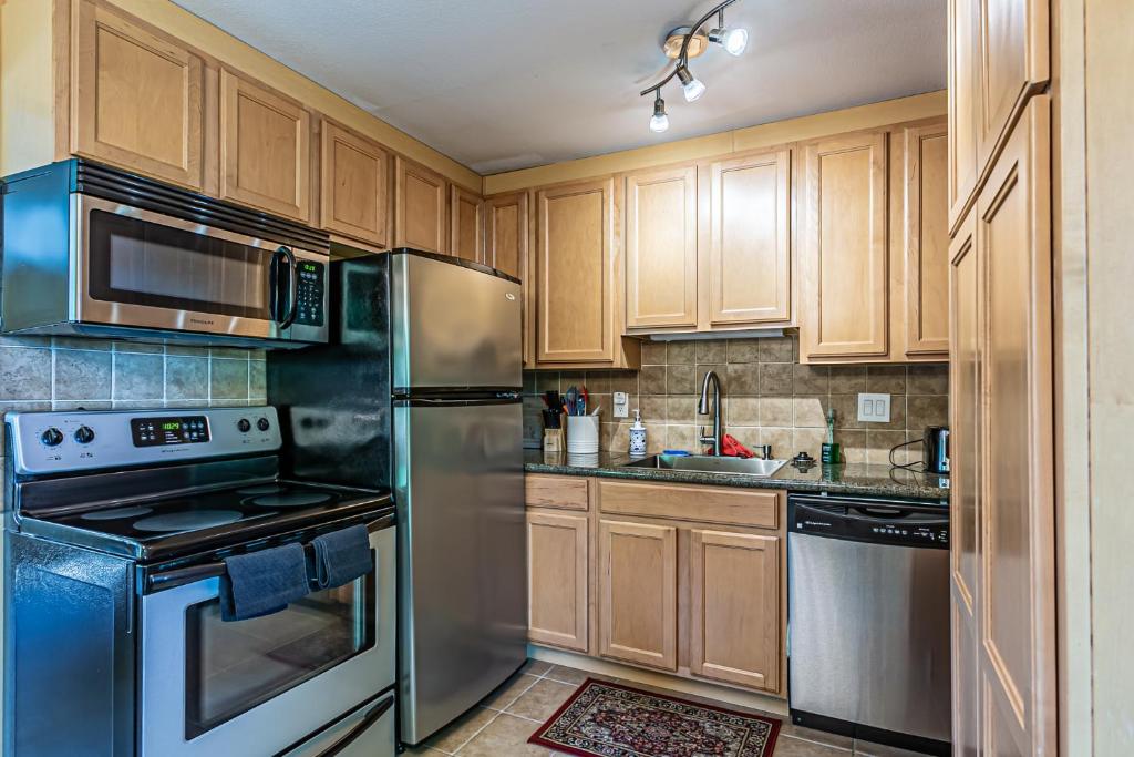 Water View, Best Area, 2 Bedrooms, WD, Jacuzzi Bath, New Carpet, Balcony, View, 825sf photo 4