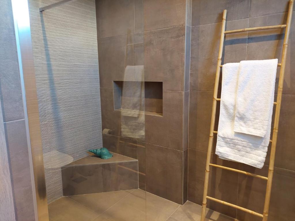New minimal apartment,10' from Athens airport photo 4