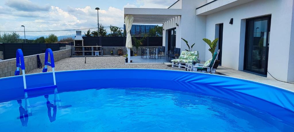 Chalet con piscina, terraza y barbacoa