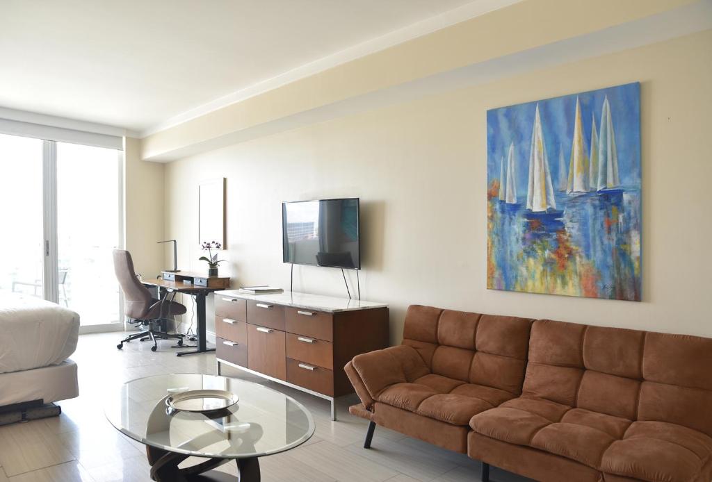 Amazing Studio - Walking Distance To Cocowalk - Tap to explore photos