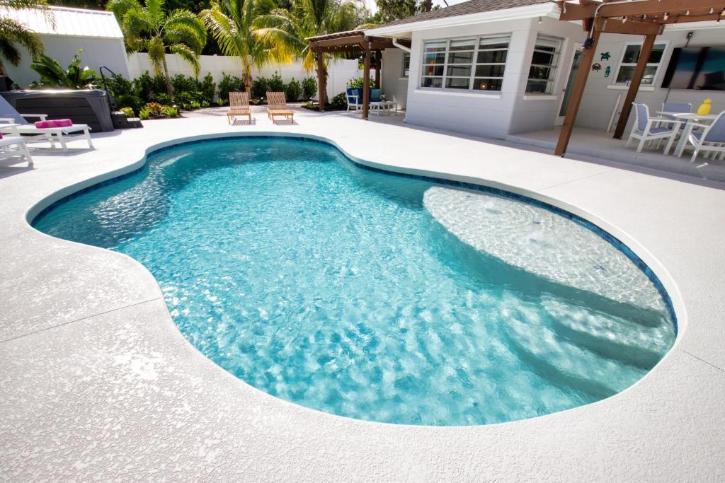 Tropical Oasis, Heated Pool, Hot Tub, Near Siesta Key image
