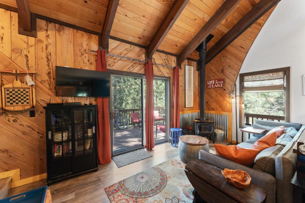 The Bear's Den Chalet image