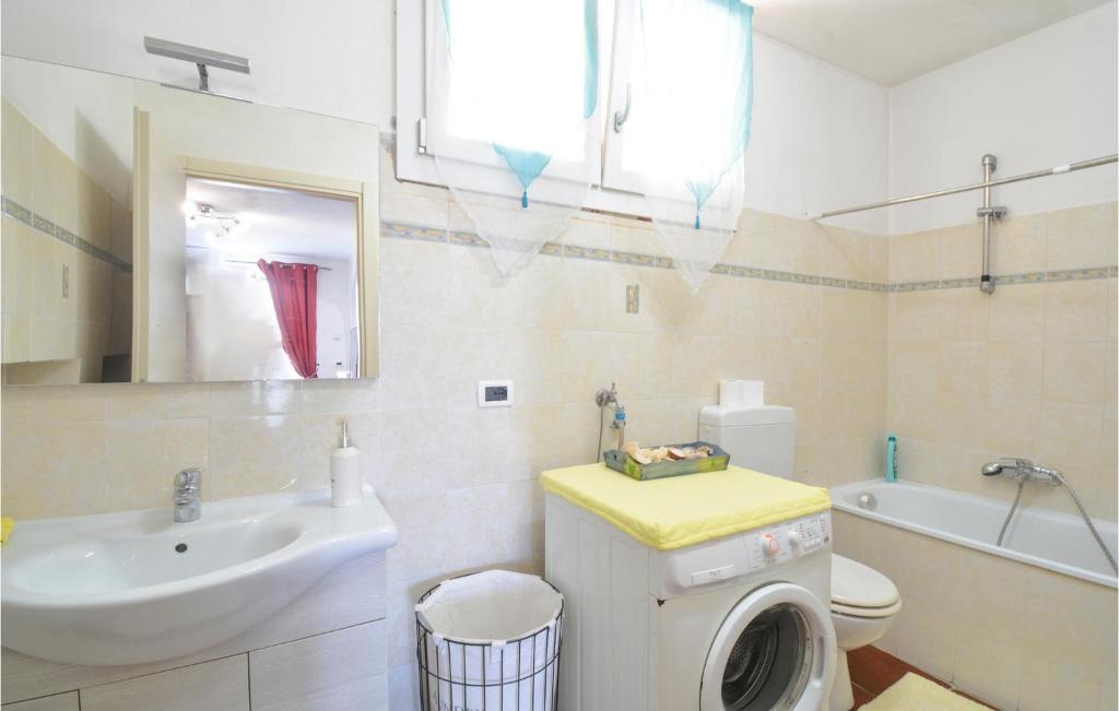 Stunning Apartment In Imperia With Wifi And 3 Bedrooms photo 4