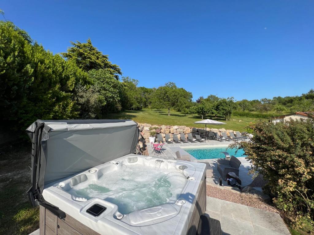 La Villa en Loire, avec Jacuzzi 6 places, Piscine chauffée, boulodrome, salle de jeu, 6 Chambres, vue Loire, 350M2 photo 2