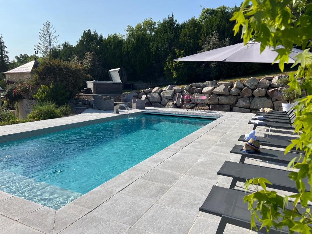 La Villa en Loire, avec Jacuzzi 6 places, Piscine chauffée, boulodrome, salle de jeu, 6 Chambres, vue Loire, 350M2 photo 3