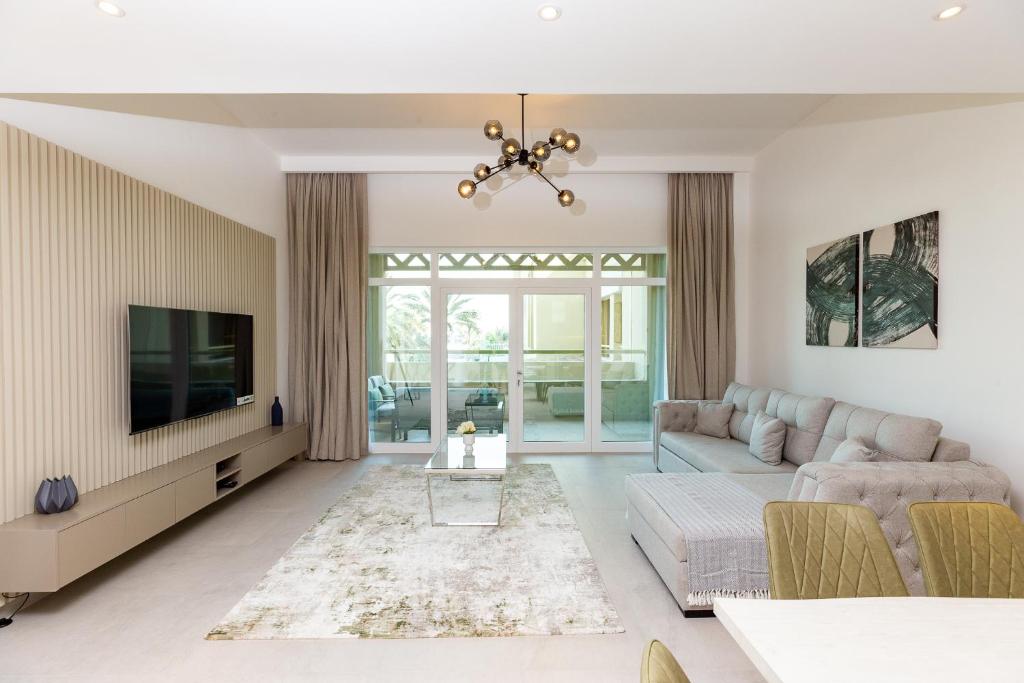 Hot OFFER! Spacious 1BR Palm Jumeirah with Riva Beach Access photo 3
