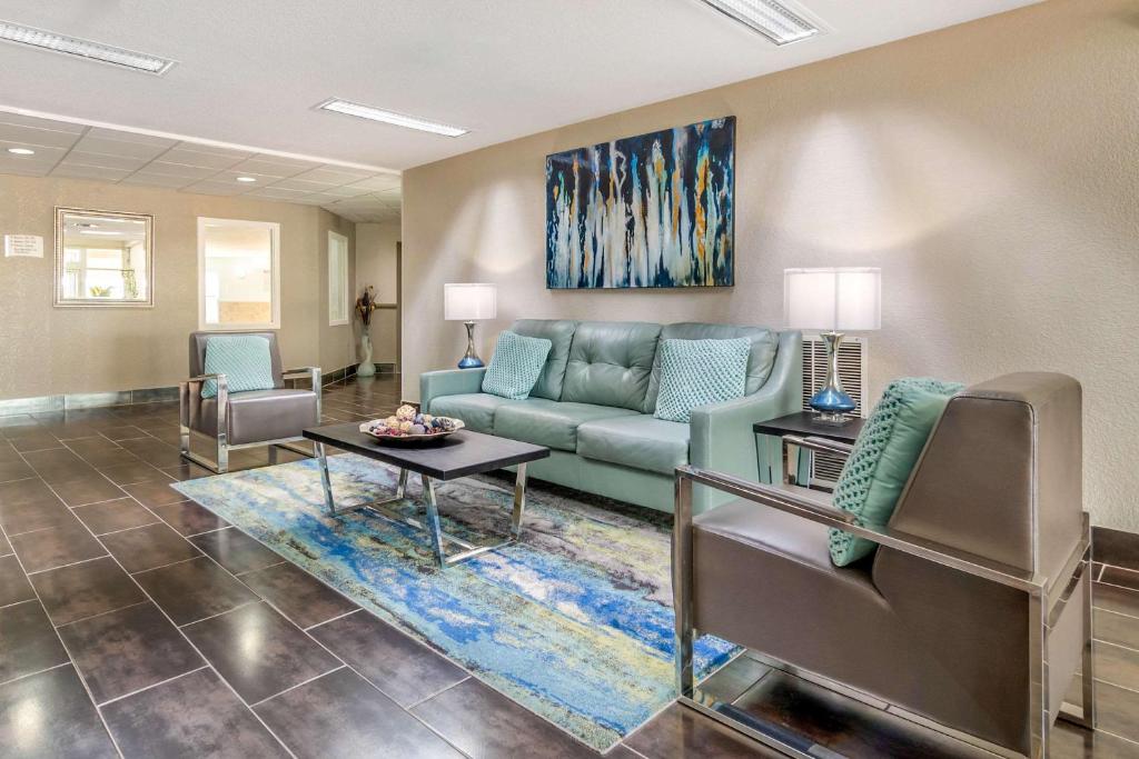 Quality Suites Kansas City International Airport photo 3
