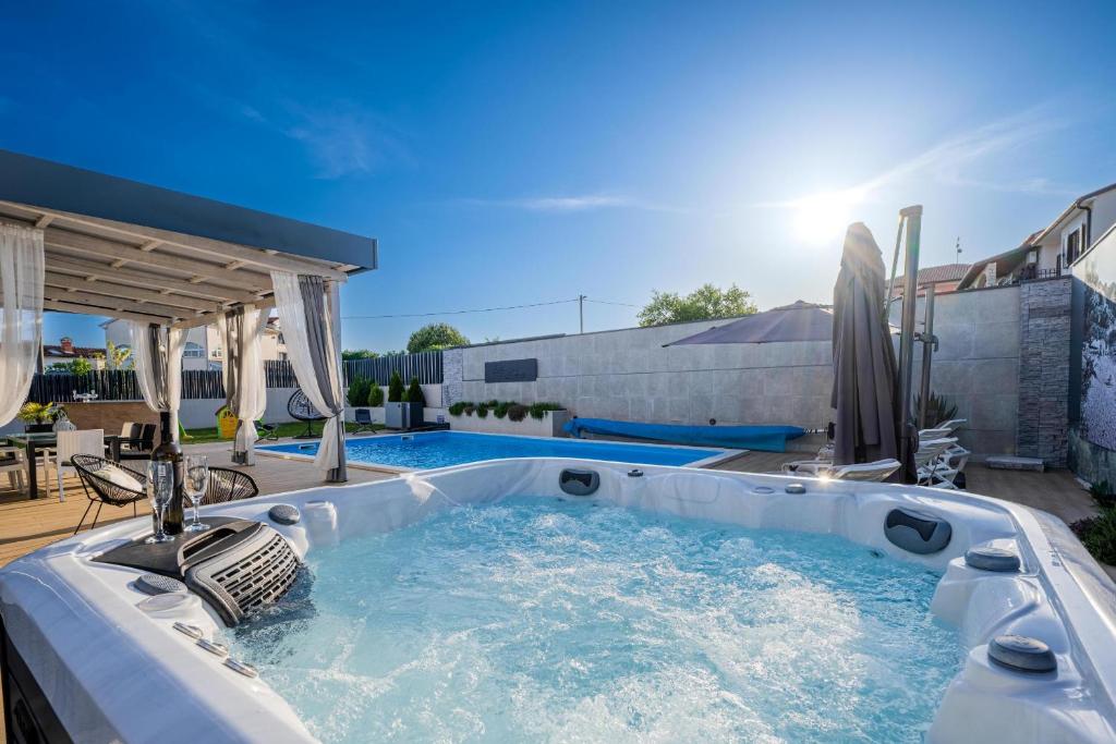 Villa Beauty with heated pool and jacuzzi photo 3