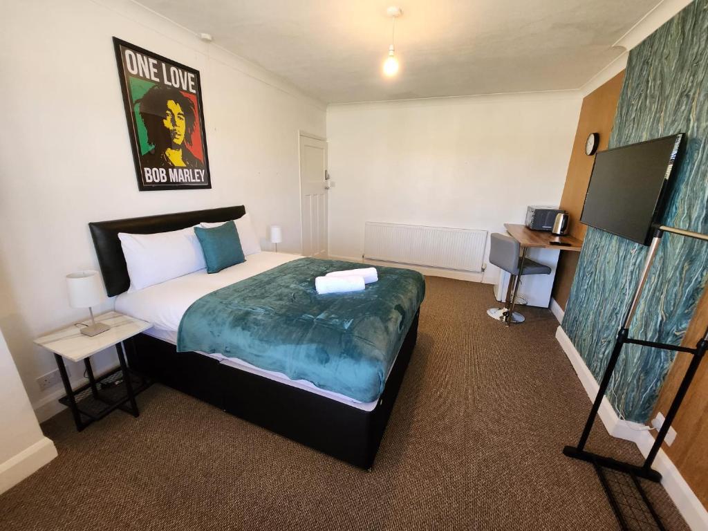 Solihull Shared House - Tap to explore photos