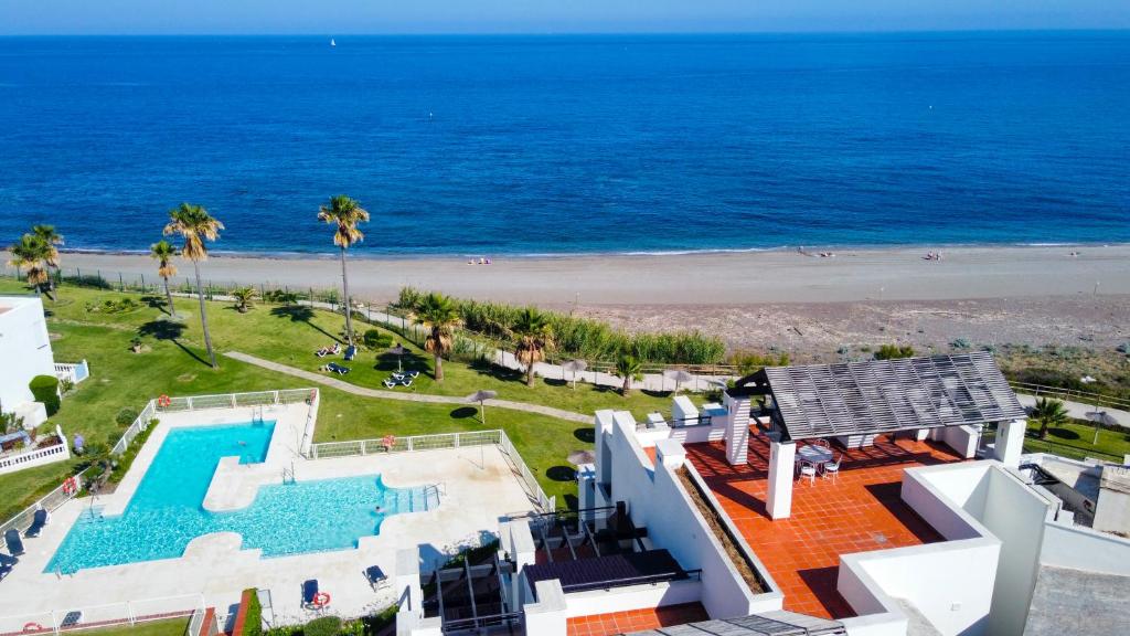 Exclusive luxury frontline beach penthouse Casares del mar - Estepona photo 3