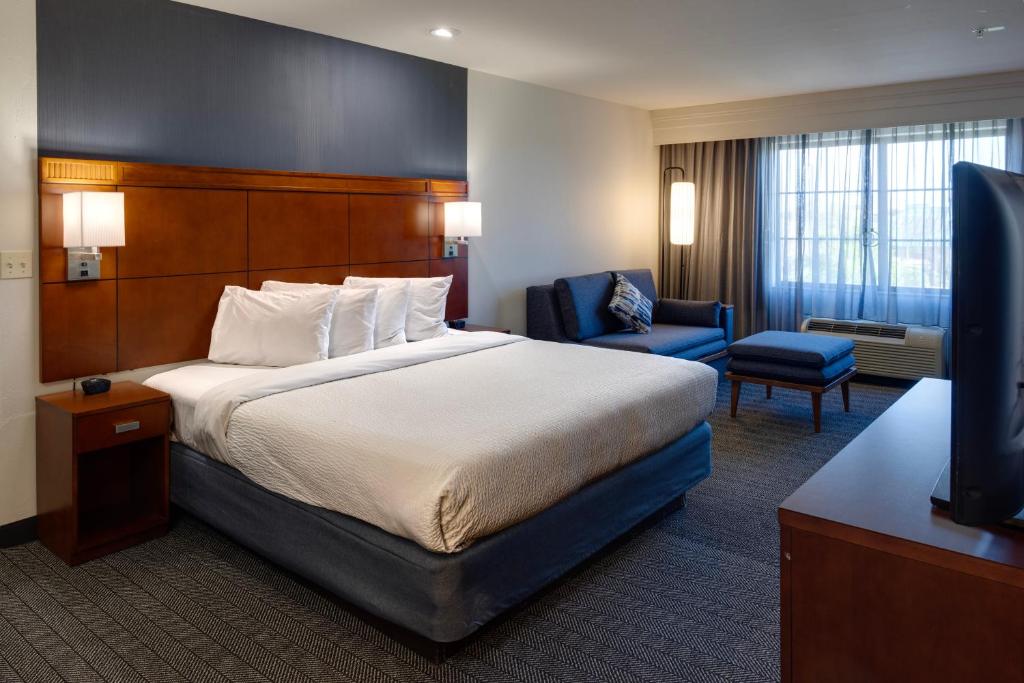 Courtyard by Marriott Oklahoma City North/Quail Springs - Tap to explore photos