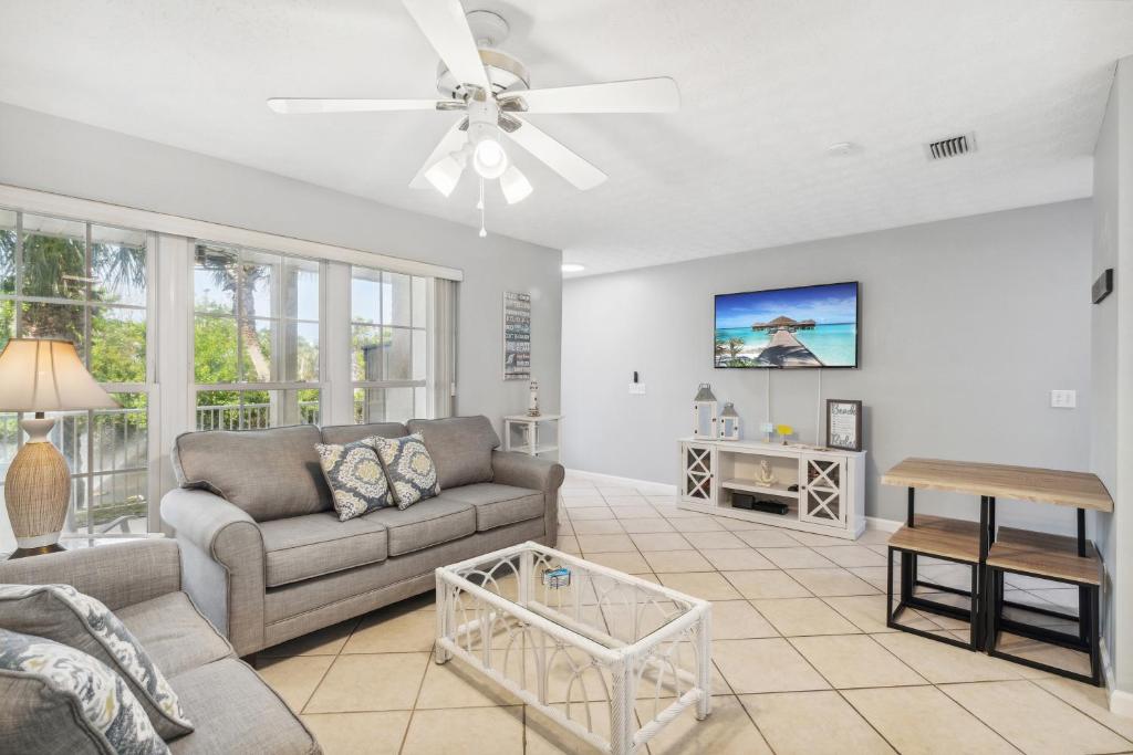 Beachside Paradise Sleeps 8 Pools Mini Golf & More photo 3