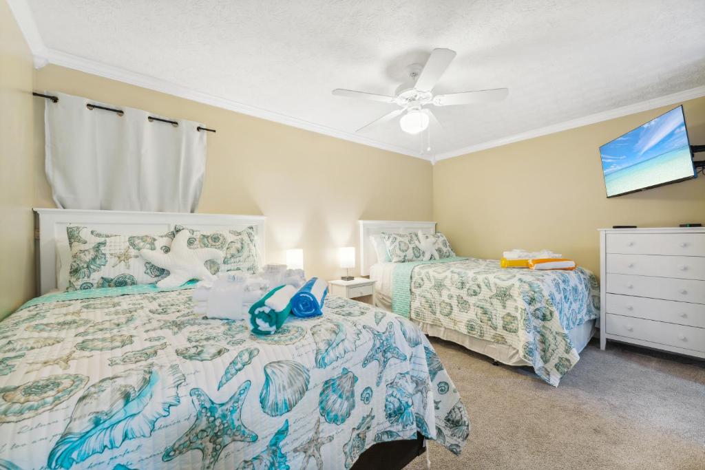 Beachside Paradise Sleeps 8 Pools Mini Golf & More photo 2
