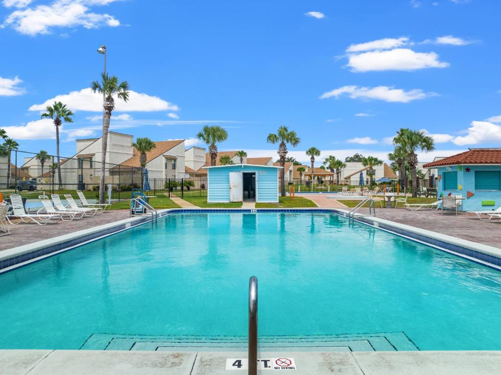 Beachside Paradise Sleeps 8 Pools Mini Golf & More photo 1