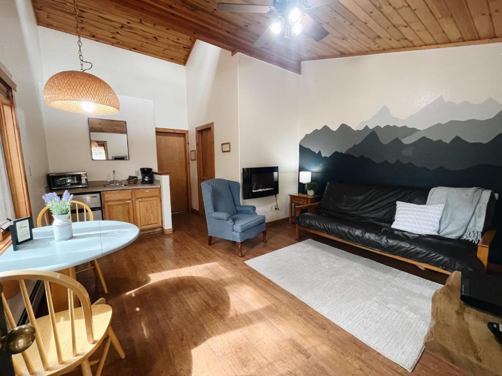Cozy Cabin close to downtown Woodland Park image