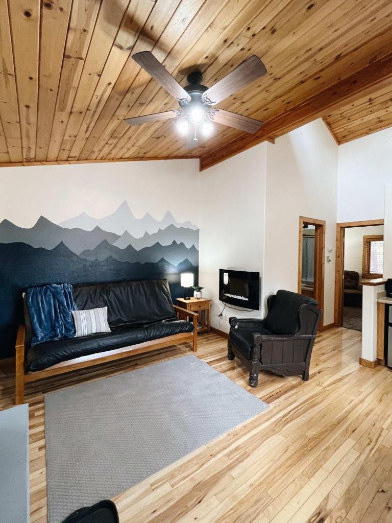 Cozy Cabin suite bed and breakfast image