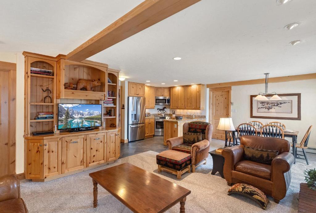 Bear Claw 103 - Ski-in Ski-out Condo! image