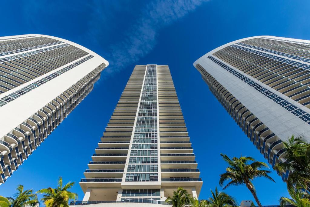 The Ultimate Resort #2904 - BEACHFRONT 2 BEDROOM APARTMENT WITH DIRECT OCEAN VIEW, ROOFTOP POOL, HOT TUB AND GYM photo 1