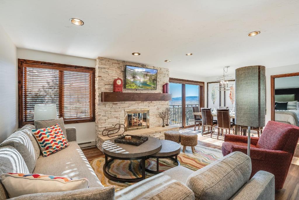 Bear Claw 209 - Ski-in Ski-out Condo! image