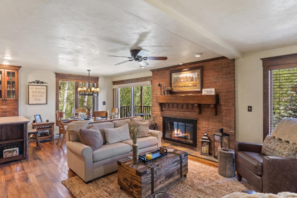 Bear Claw 301 - Ski-in Ski-out Condo! image