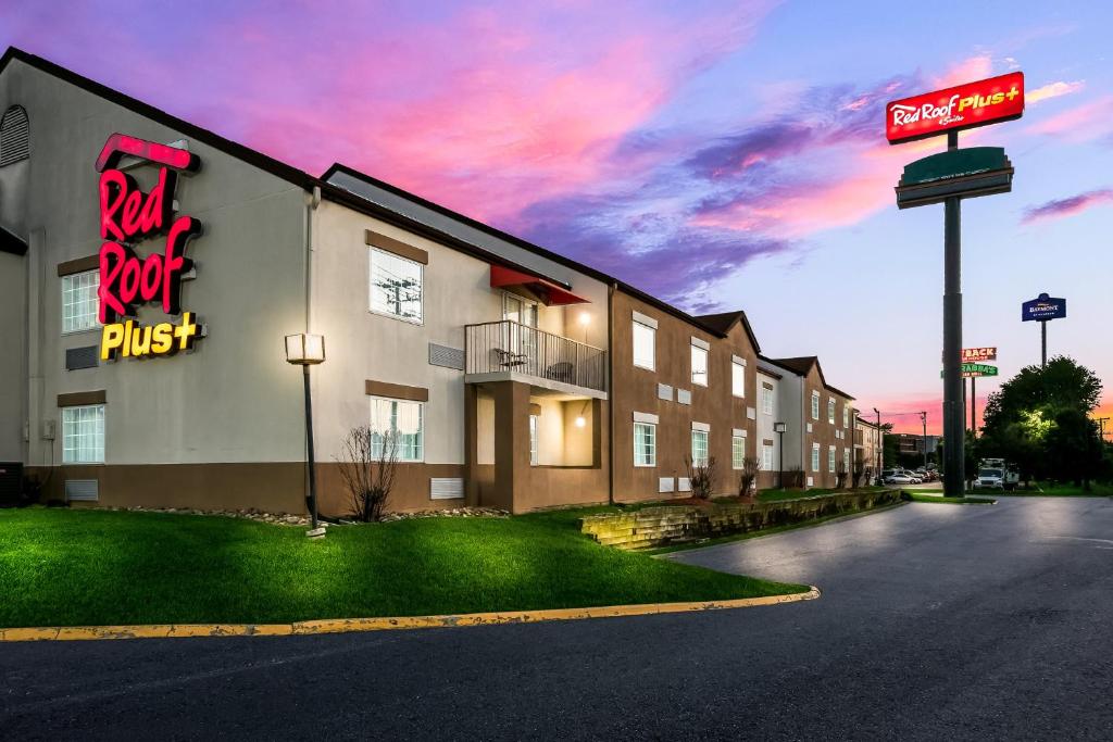 Red Roof Inn PLUS+ & Suites Knoxville West - Cedar Bluff photo 3