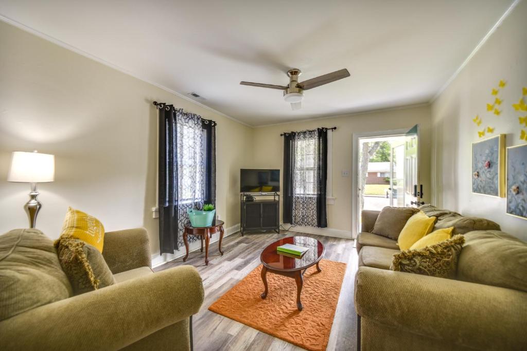 Charming Newport News Cottage Less Than 1 Mi to Ocean! photo 2