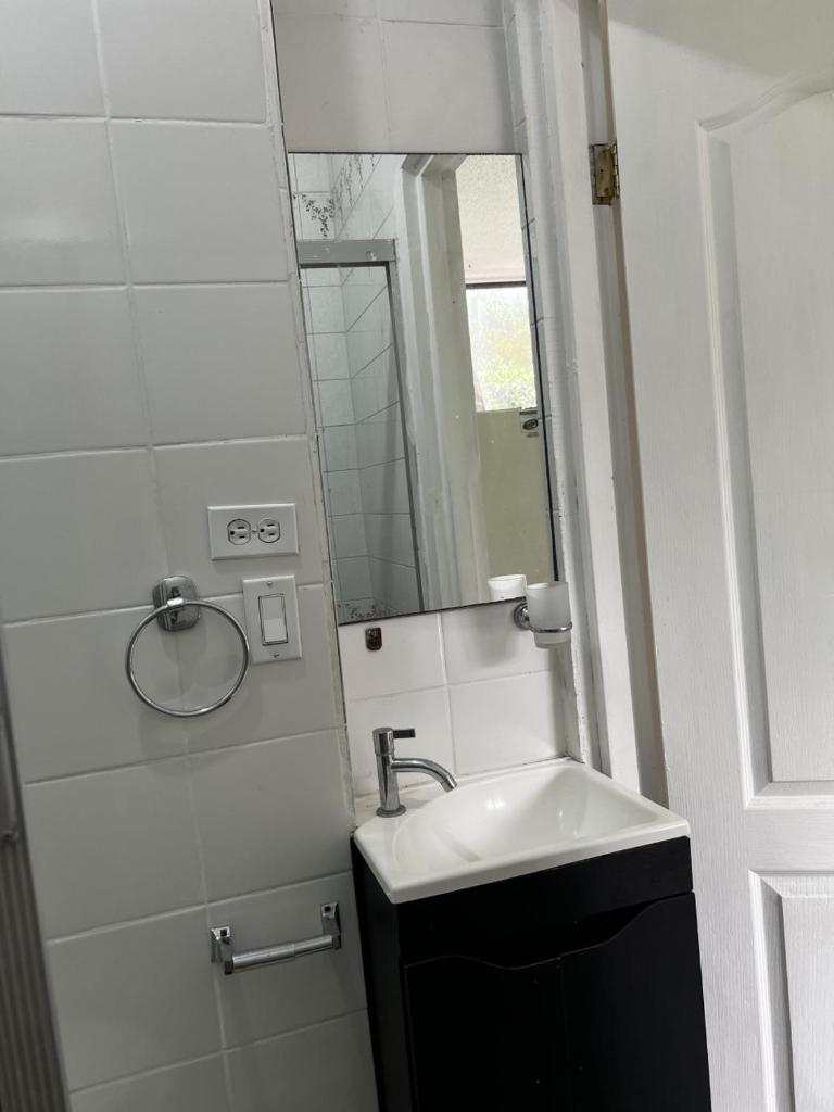 Habitación amplia con baño privado en Apartamento familiar photo 4