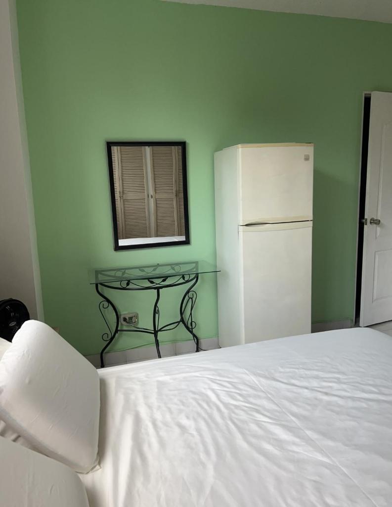 Habitación amplia con baño privado en Apartamento familiar photo 3