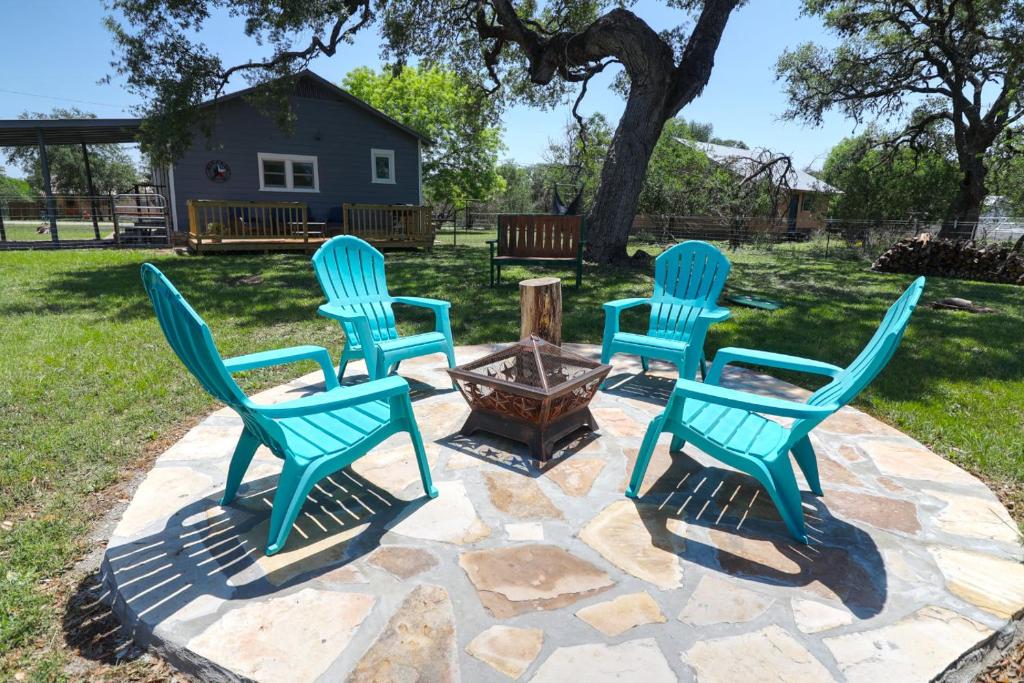 Bandera Bungalow - River, Downtown, Peaceful fenced corner lot! King bed! photo 2