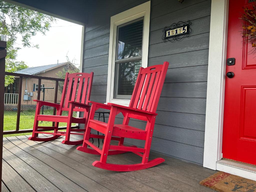 Bandera Bungalow - River, Downtown, Peaceful fenced corner lot! King bed! photo 1