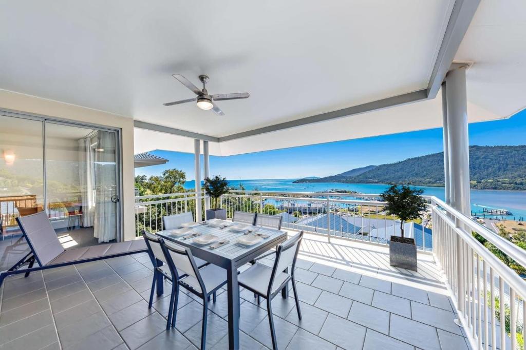 Endless panoramic views of the Whitsundays at 333