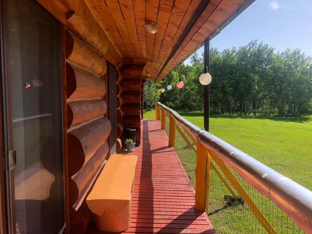 Cariboo Log Guest House photo 2