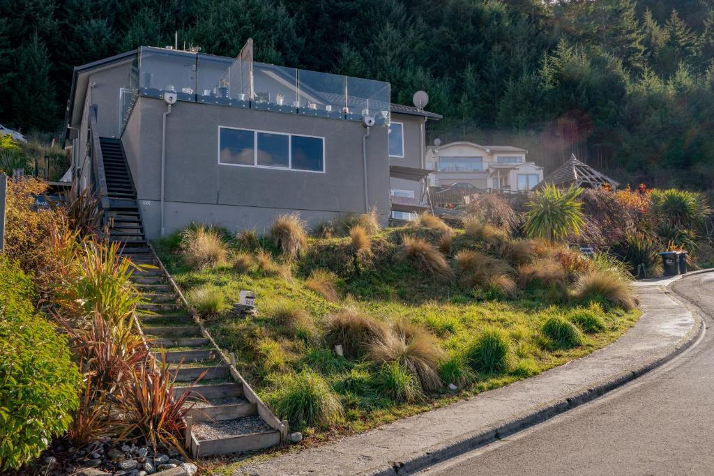 Awesomely Ambient Queenstown Home - Tap to explore photos