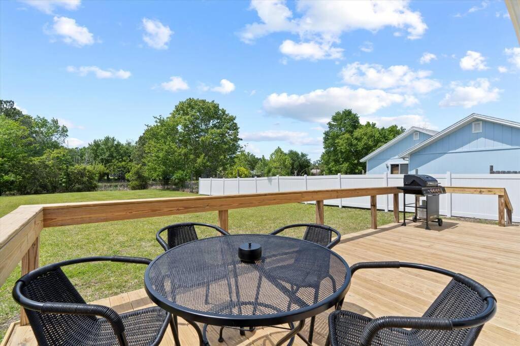 Spacious Home Near Beach, Large Yard, Game Room and Dog Friendly photo 1