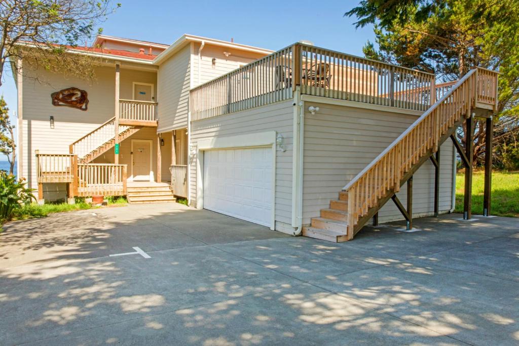 Exquisite Oceanview! Hot Tub! Oceanfront! Shelter Cove, CA photo 2