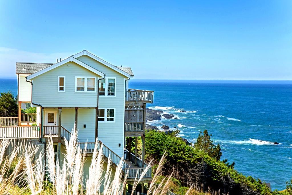 Spectacular Ocean View Penthouse Oceanfront! Hot Tub! Shelter Cove, CA photo 4