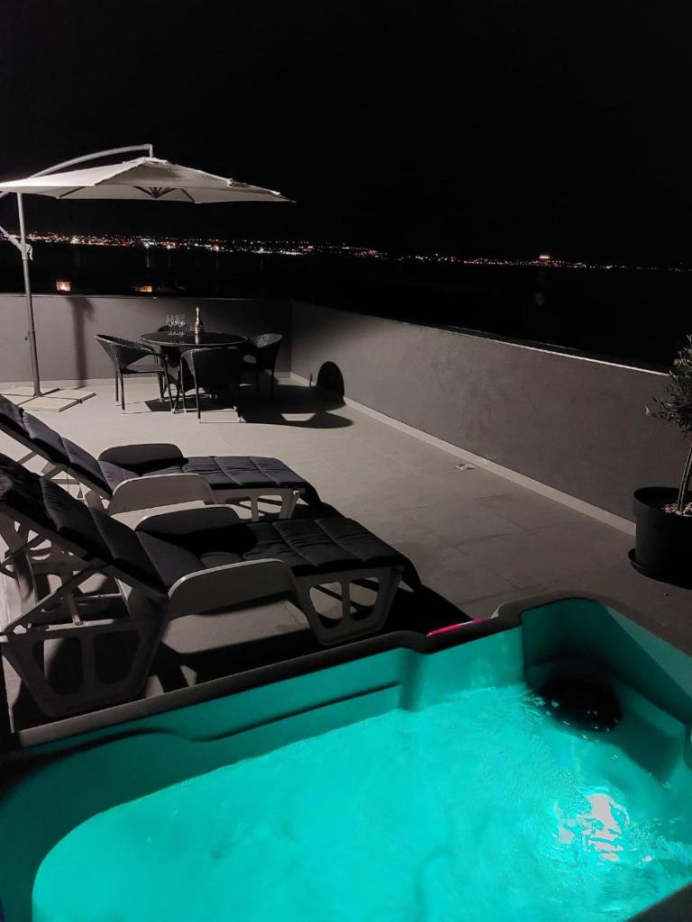 Penthouse Petra with hot tub photo 2