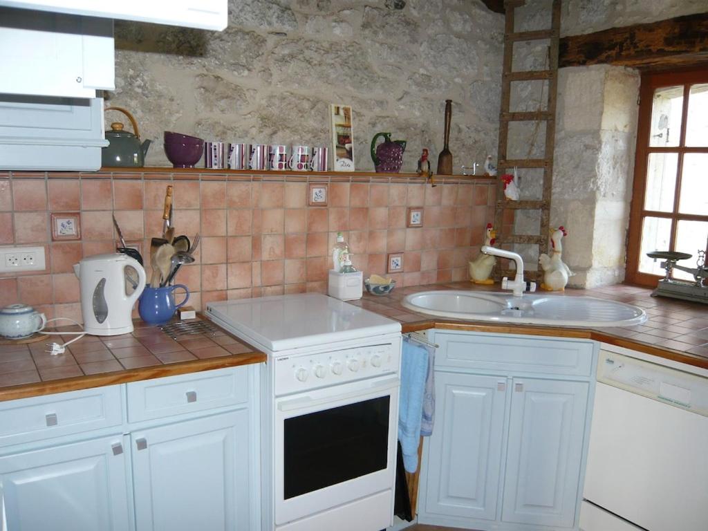 luxury cottage for 2, beautiful views, large swimming pool, no children photo 3