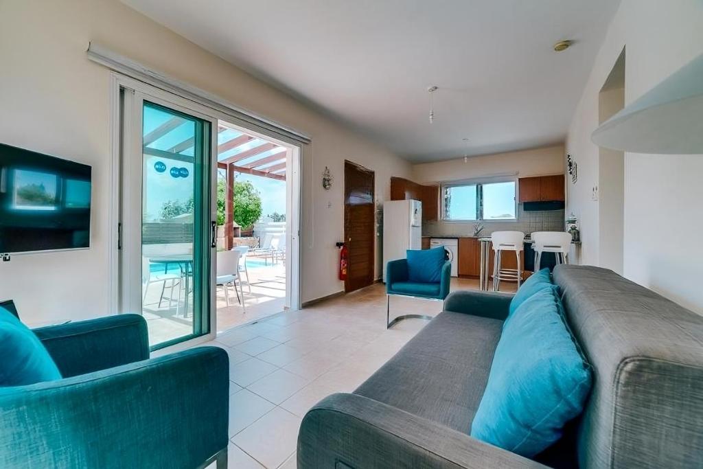 Summer Breeze - Cheerful 2 bedroom villa with pool photo 2
