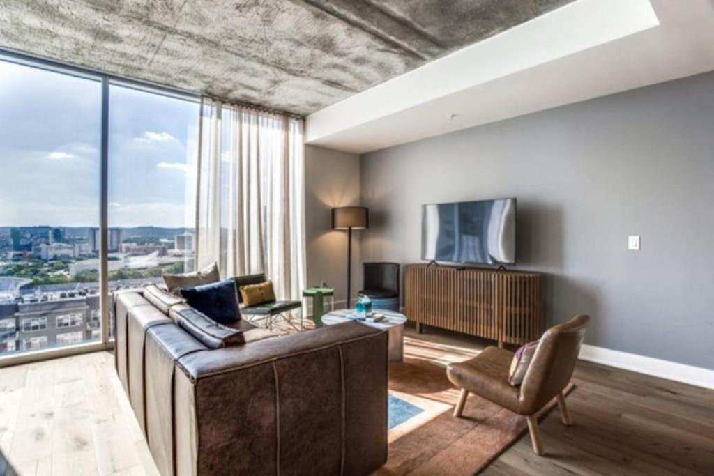 2 BR Lux Panoramic View - Rainey photo 4