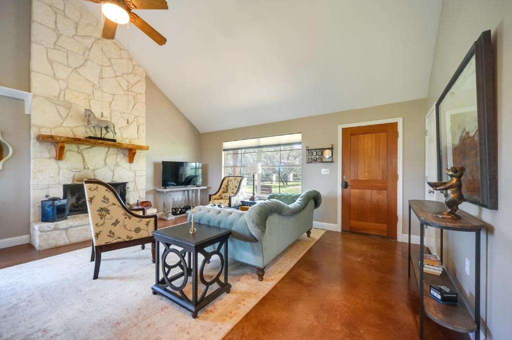 Rustic-Elegant Cabin Deck, Near Lake Travis! photo 3