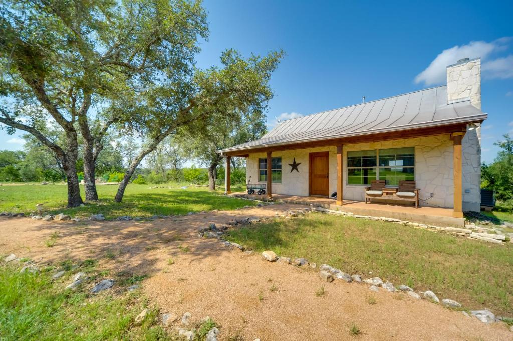 Rustic-Elegant Cabin Deck, Near Lake Travis! photo 1