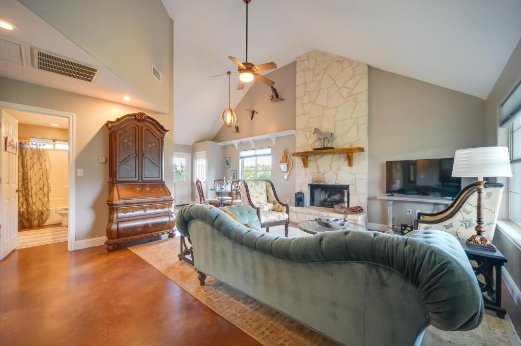 Rustic-Elegant Cabin Deck, Near Lake Travis! photo 2