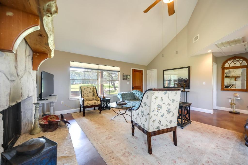 Rustic-Elegant Cabin Deck, Near Lake Travis! photo 4