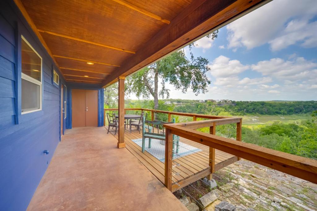 Rustic-Elegant Cabin Deck, Near Lake Travis!
