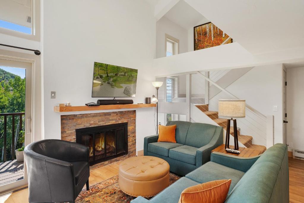 Bear Claw 401 - Ski-in Ski-out Condo! image